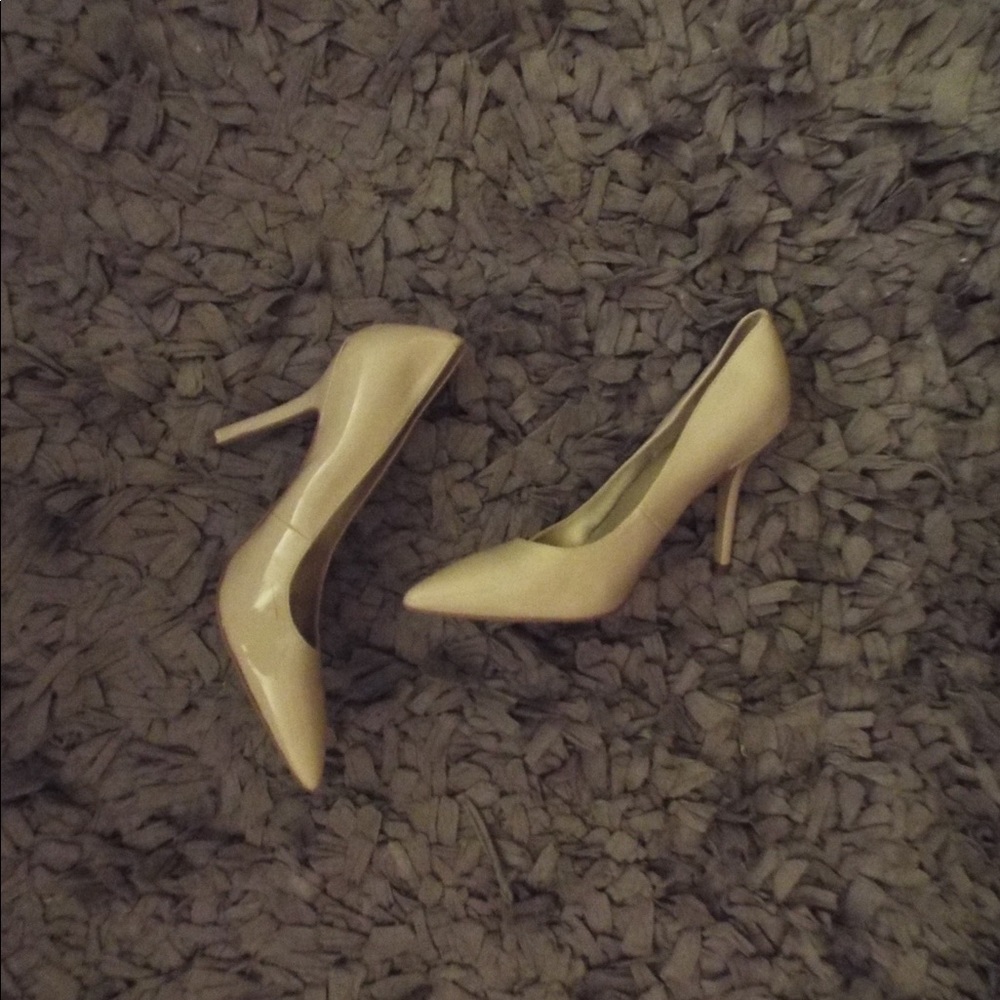 Guess nude patent leather pumps